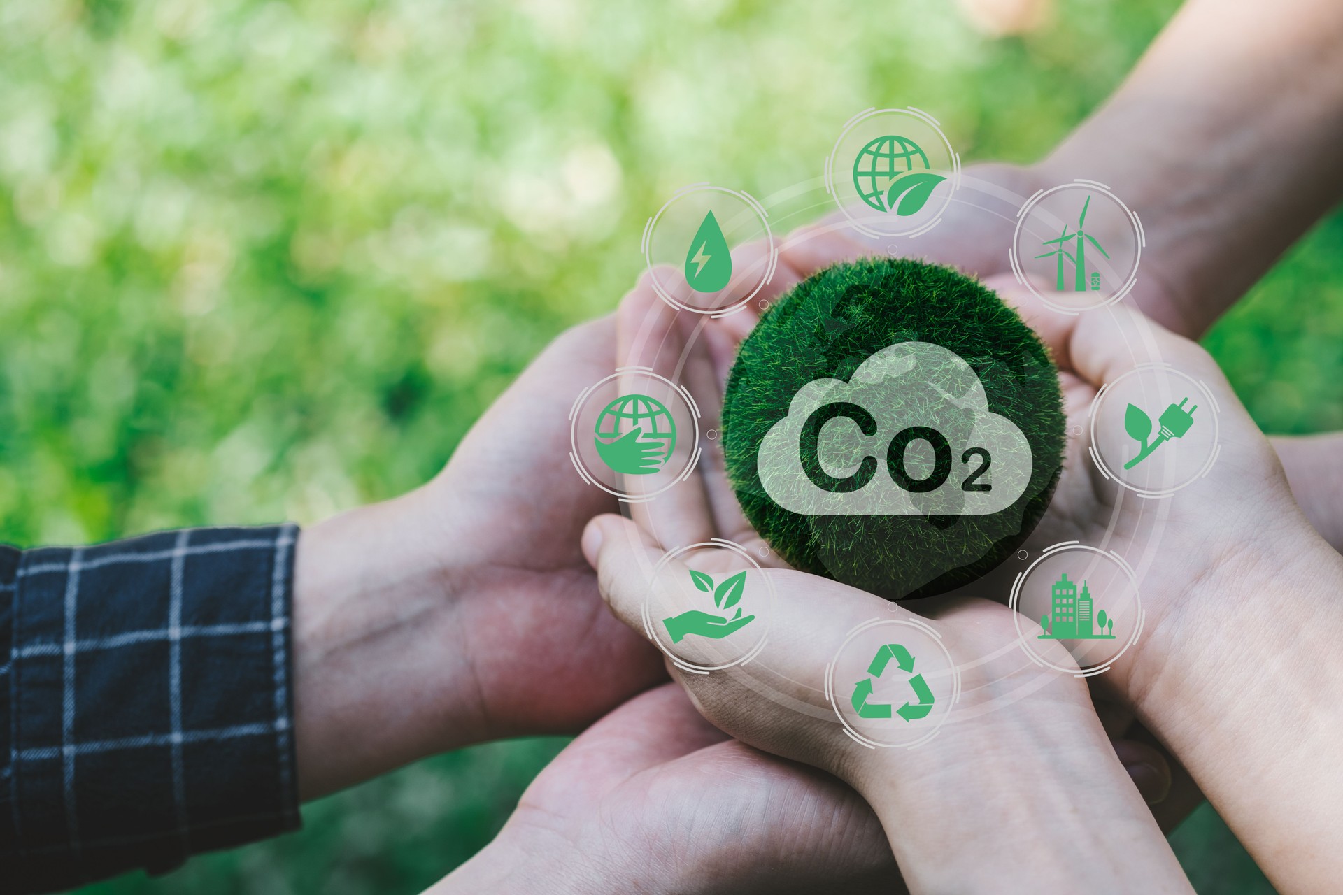 Mãos adultas harmonia de trabalho em equipe Segurando a Terra nas mãos. Desenvolvimento sustentável e negócios baseados em energia renovável. Reduza o conceito de emissão de CO2.